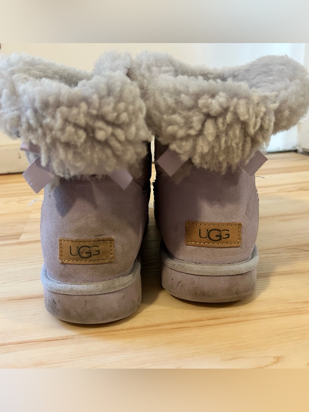 PLAY CONDITION! Purple Bailey bow women’s Ugg boots